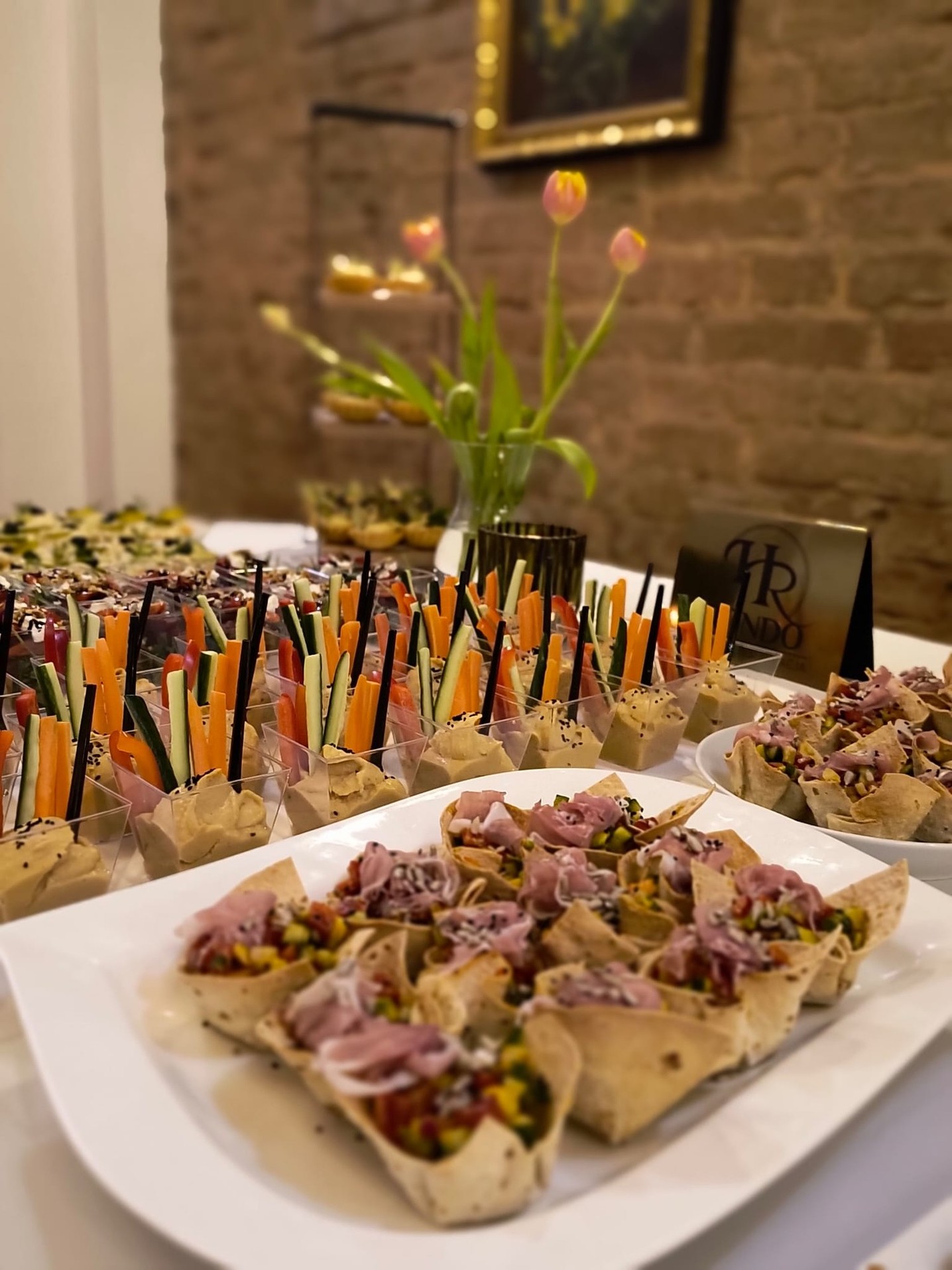 Przekąski cateringowe w tortilla cups serwowane na eventach Hotelu Rondo