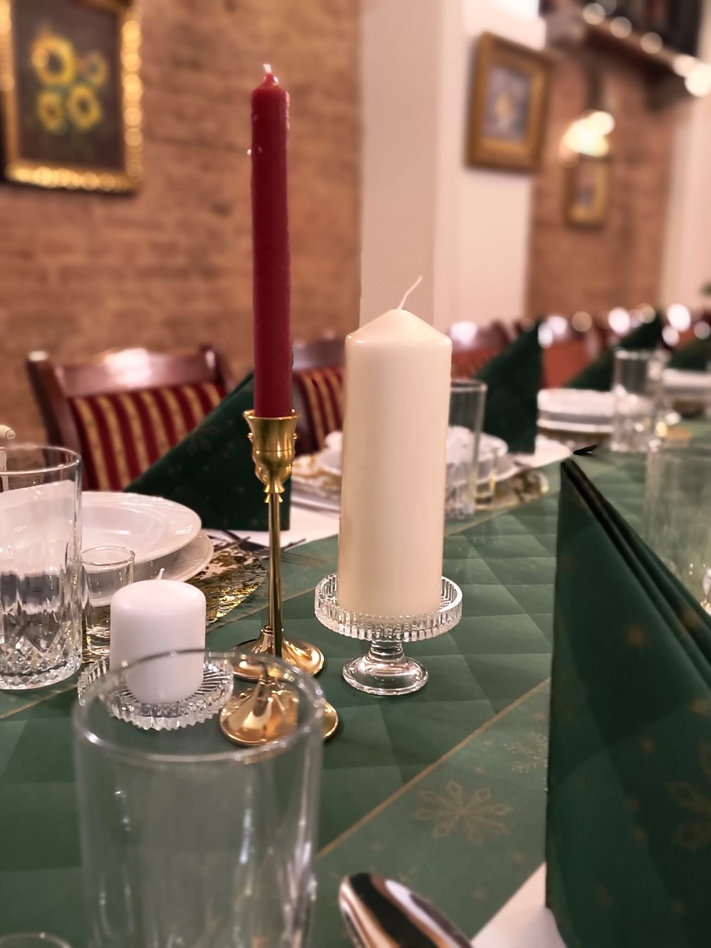 Elegancko nakryty stół na jubileusz w Hotelu Rondo w Kutnie