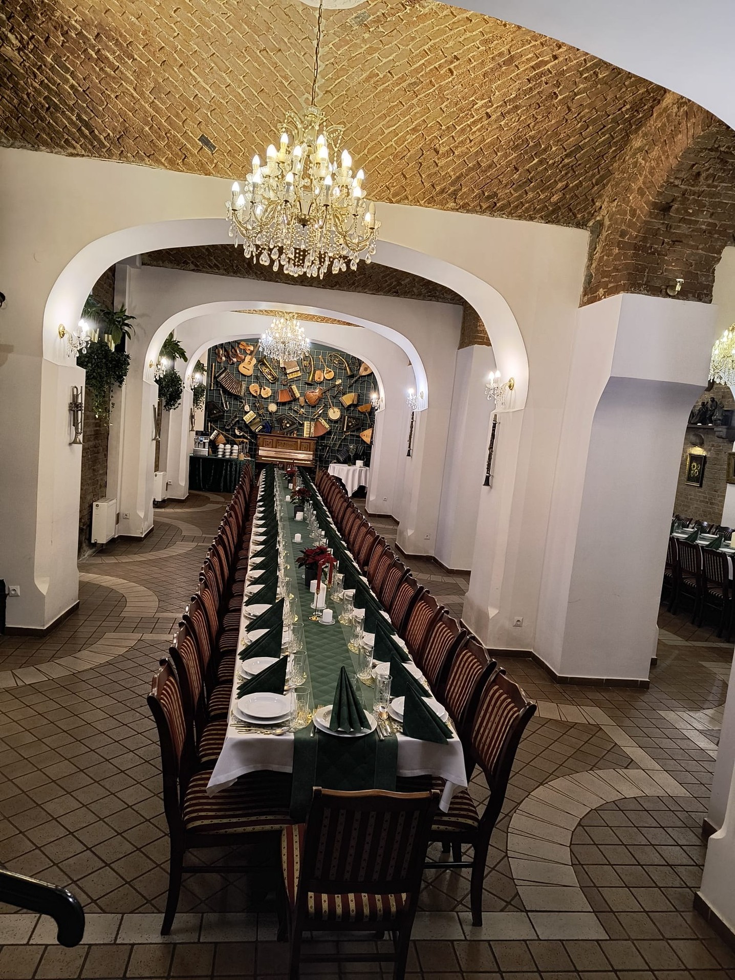 Sala z długim stołem na chrzciny i komunię w Hotelu Rondo w Kutnie