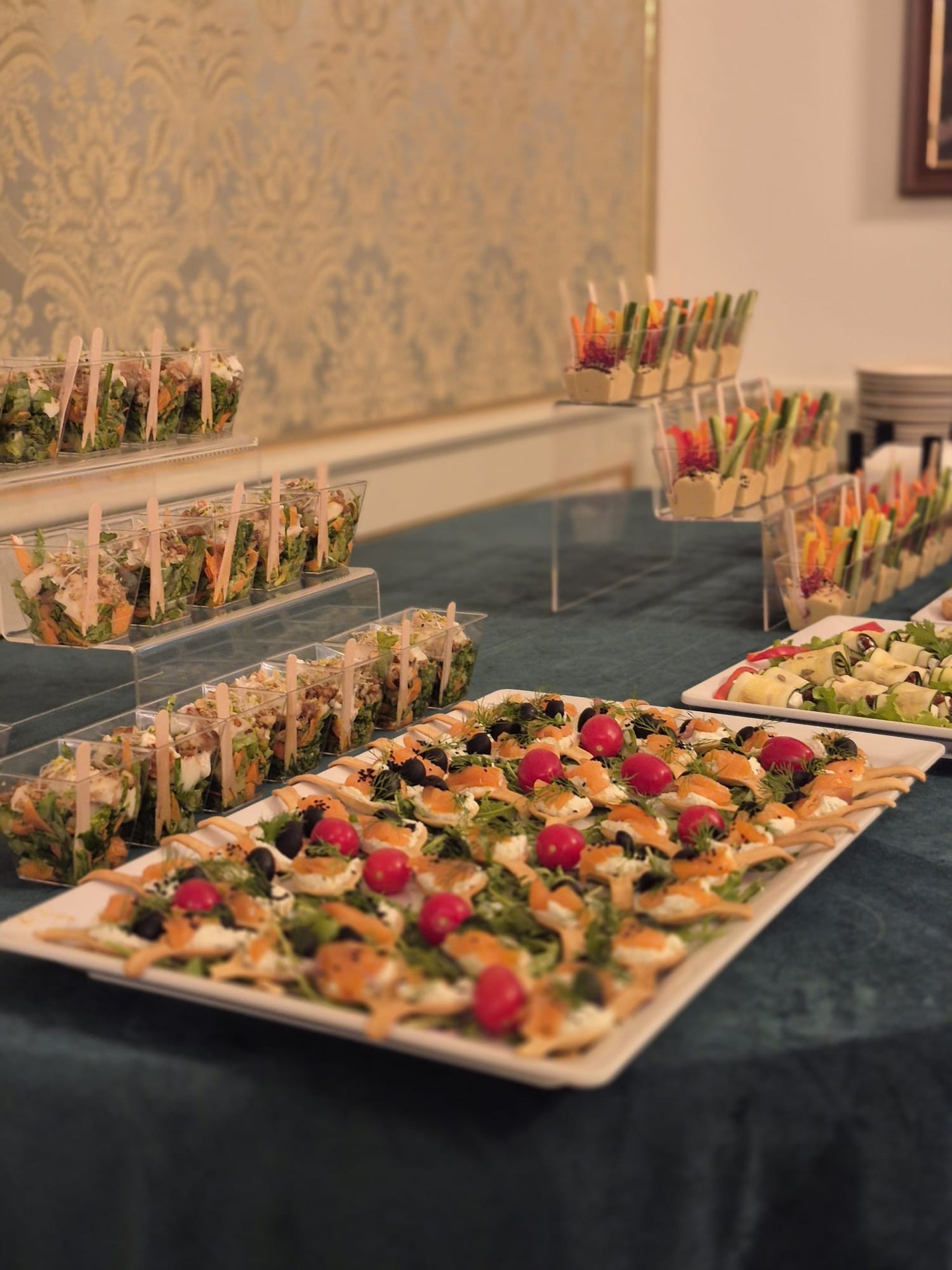 Eleganckie przekąski cateringowe na tacy przygotowane przez Hotel Rondo