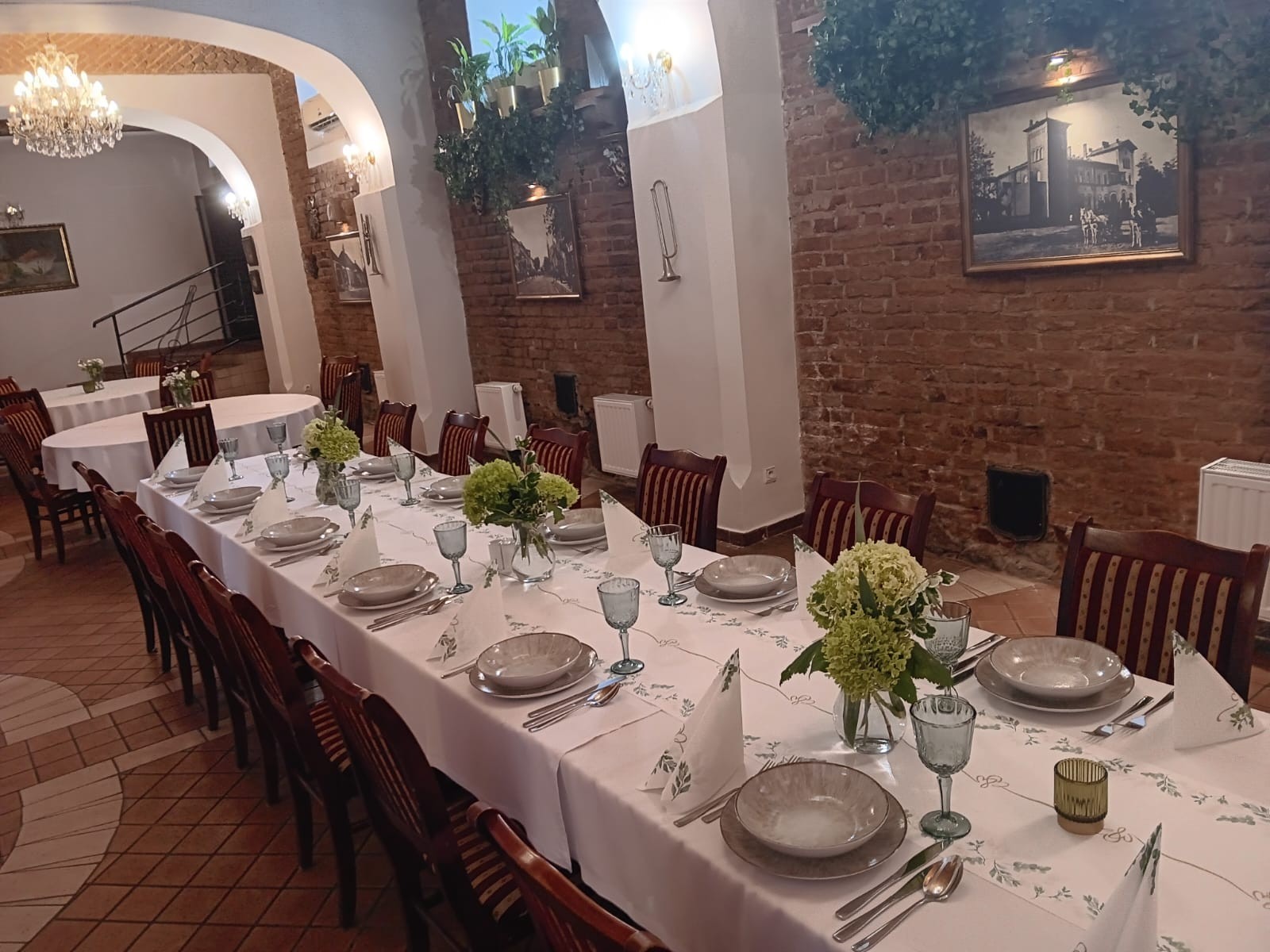 Stół przygotowany na urodziny i jubileusz w restauracji Hotelu Rondo